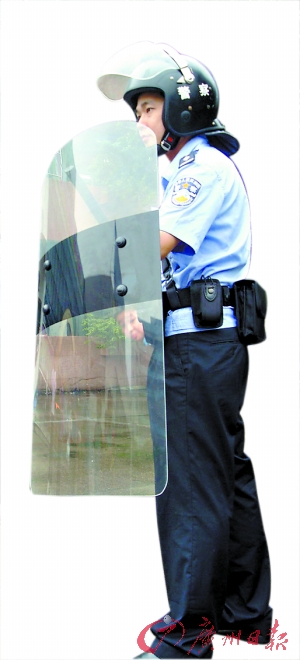盾牌,警棍校园"上岗"