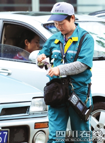 蓝色衣服灰色帽子 成都停车场收费员统一换新装