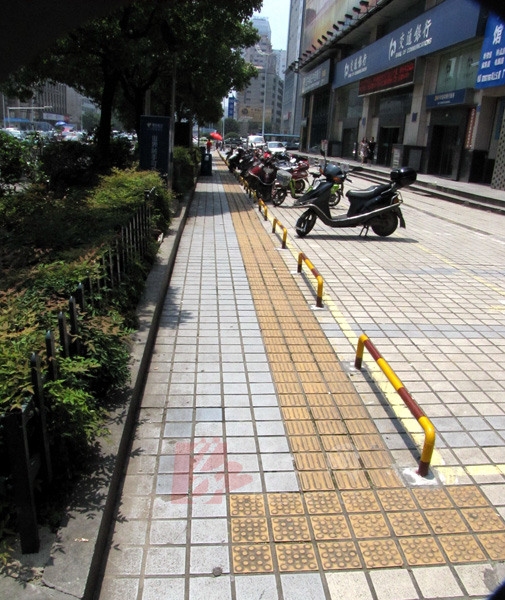 矮栏杆为盲人开道