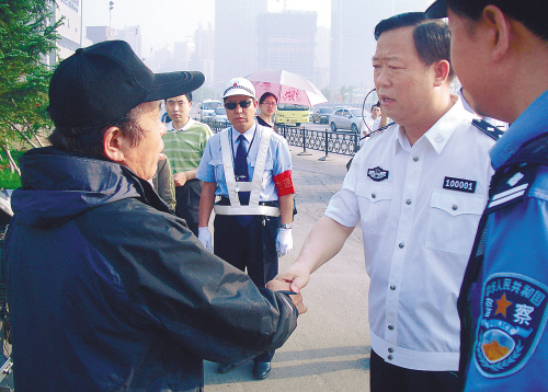 市公安局长许文有昨晨巡查交通整治情况倡导人性化执法.