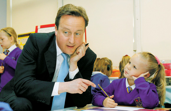 英国新首相卡梅伦和孩子们过六一