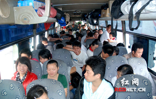 高速公路上随意上下客 121名乘客被塞进两台客车