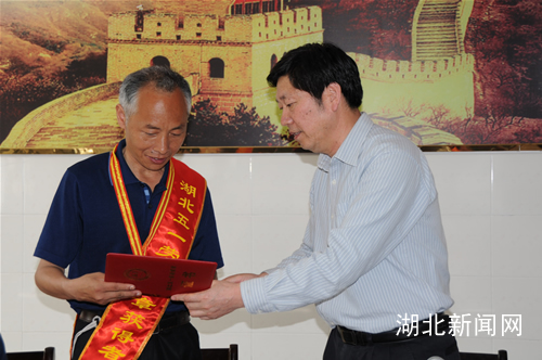 身连的感动大别山师魂汪金权