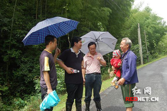 绥宁:暴雨阻碍不了孩子们上学的路