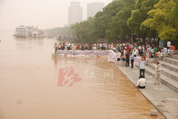 长沙安渡湘江洪峰(图)