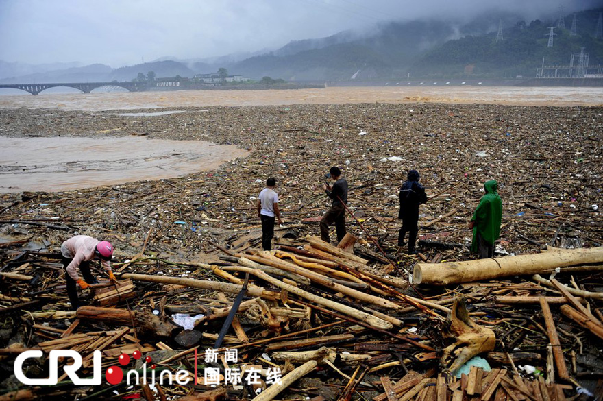 福建南平連日暴雨 沙溪垃圾成災(高清組圖)