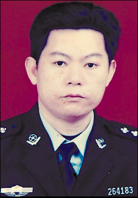 黄伟江(右):揭阳市交警支队惠来高速公路大队民警,普宁市人,刚调入