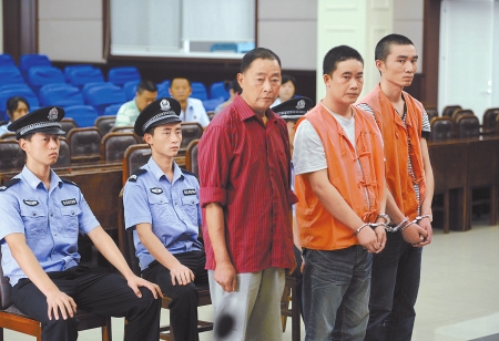 朝柏木河倾倒工业垃圾 3人被自来水厂索赔68万