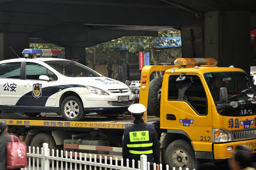 警车违章停放被武汉交警拖走 市民纷纷叫好