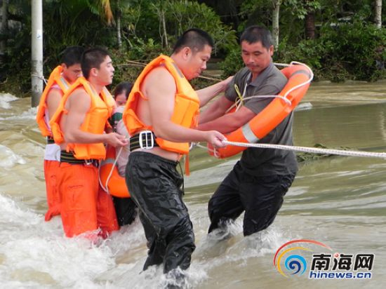 海南公安消防總隊抗洪搶險救災紀實[組圖]