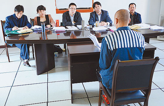 自考生论文答辩会上,来自安徽宿州监狱的服刑人员蔡某进行了论文答辩