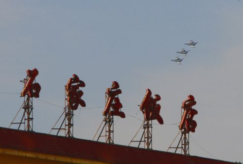 蓝白战机列队飞翔石家庄天空(组图)