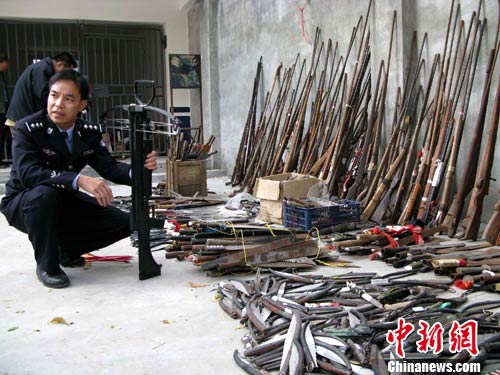 广西柳州"严打"行动收缴大量非法枪支