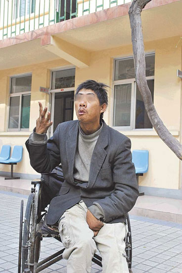 残疾男子自称被逼乞讨 每日被蒙眼睛带回住处