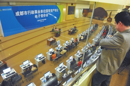 昨日的竞价会通过电脑竞价完成,而不是传统的举牌竞价吴小川摄成都农