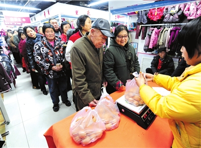 服装城为聚人气低价卖蛋