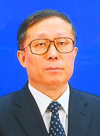 李鸿忠同志(图二)任湖北省委书记;罗清泉同志不再担任湖北省委书记