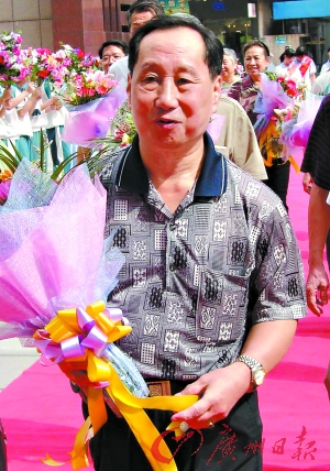 陈镜开:用6亿人力量举起世界纪录