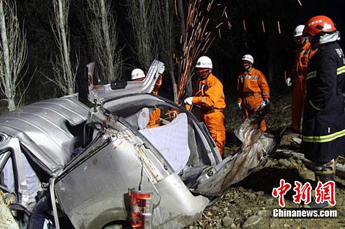 新疆伊犁雨雪交加 面包车撞树致3人死亡4人受伤