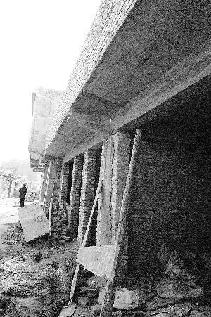 炮楼林立流动人员聚集隐患众多 黑灯瞎火居民夜晚出行提心吊胆 红山根