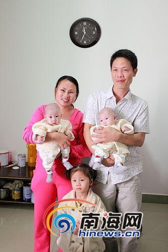 刘钧澄查看双胞胎的伤口(南海网记者邓松摄)三亚连体女婴分离手术的