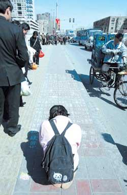 [央广聚焦]首例组织残疾人乞讨案在京开庭审理