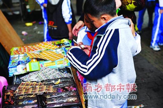 学校百米外小学生抽奖忙