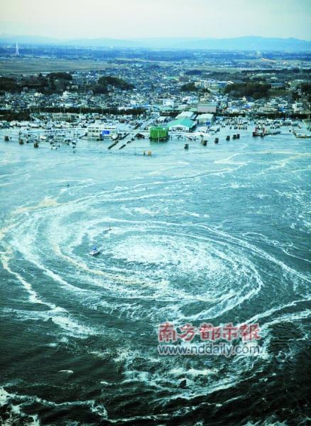 日本茨城县,地震引发海啸,海面出现大漩涡