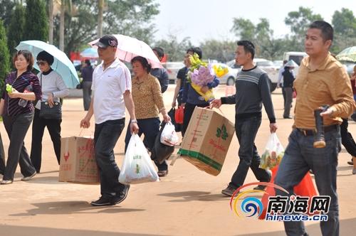 海口市民清明提前扫墓避高峰 鲜花代烧纸更低碳