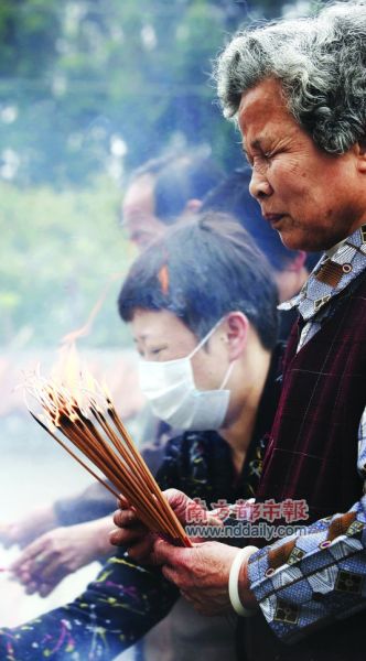 拜祭者正在燒