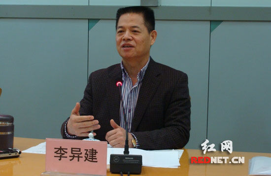 市道路交通安全工作会议上,该市公安局党委(组)书记,副局长贺建初介绍