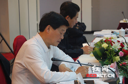 (省地税局党组书记,局长吕兴胜记录台商们提出的涉税需求.