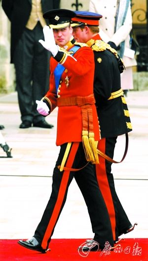 > 正文   王子身穿上校军服,佩戴着皇家空军的飞行章,表达对英国皇家