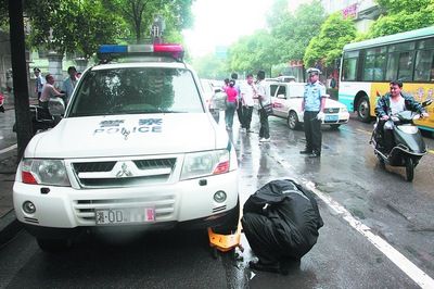 一警车违规停放被锁