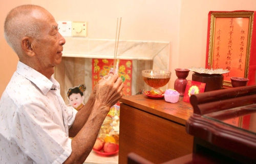 获大马公民权 吉隆坡华裔开埠功臣曾孙祭拜祖先