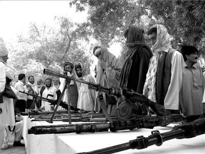 阿富汗东部城市贾拉拉巴德,约20名塔利班武装人员交出武器,向政府投降