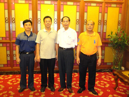 > 正文     会见中,卢国壮对吴卓潮旅美30多年