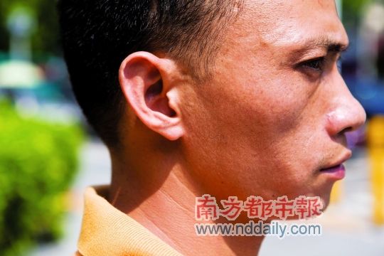 南都讯 记者丰雷 问也没问,而且没亮明身份,4名男子扭住一名刚下公交