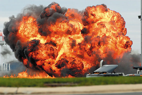 飞机解体爆炸图片