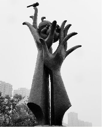 最美妈妈雕塑落户市民中心