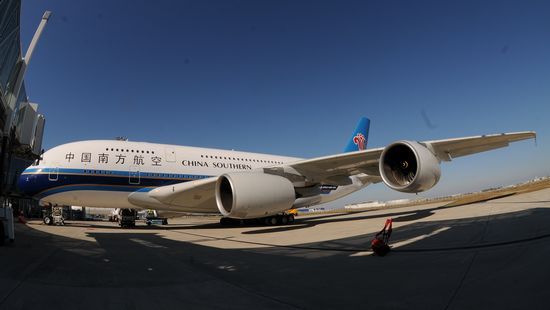 a380起飞前,浦东机场贴出通知称:因航班机械故障临时更改机型.