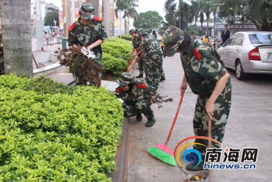 百余武警官兵义务打扫卫生 为椰城"洗脸清尘"