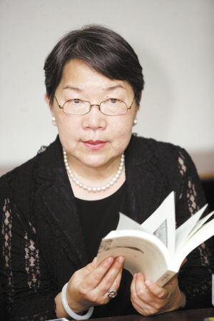 《新闻晚高峰》报道,台湾著名的女诗人席慕容带着她最新的诗集《以诗