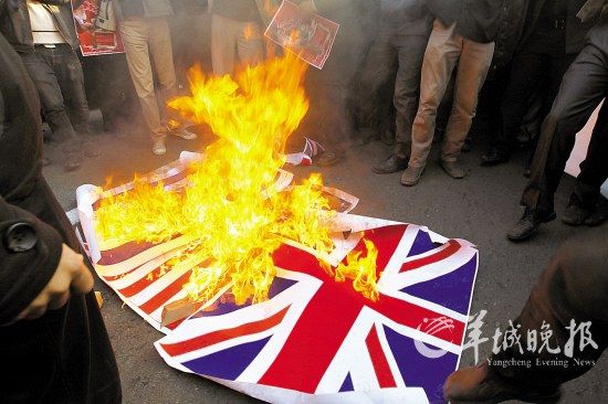 示威者在焚烧英国国旗伊朗示威者29日冲进英国驻伊朗大使馆,扯下英国