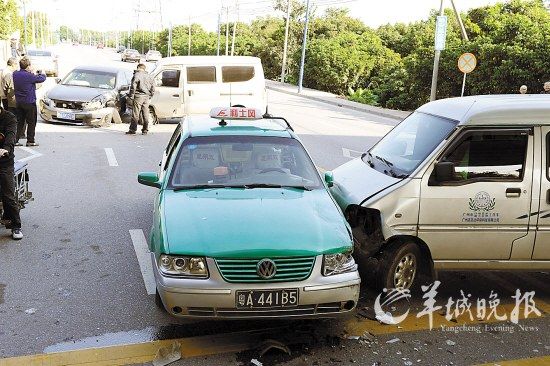 2日下午2时许,在广州瀛湖路小洲艺术区的高架桥底下,发生了两宗"搞笑"