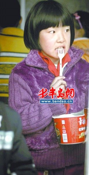 小女孩在等待用开水冲面