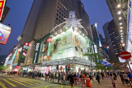 最大水晶挂饰点缀香港恒隆中心