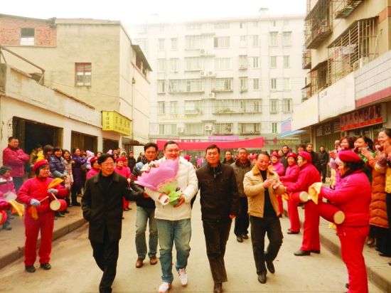 "保定好男儿"荣归故里襄阳父老夹道相迎