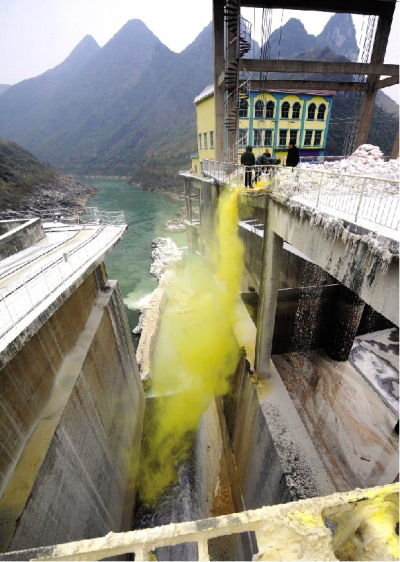 1月26日,广西龙江河宜州洛东水电站大坝,处置人员向河中投放石灰和