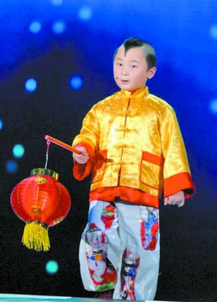 过了腊八就是年……"今年春晚的大幕刚拉开,5岁的邓鸣贺手提大红灯笼